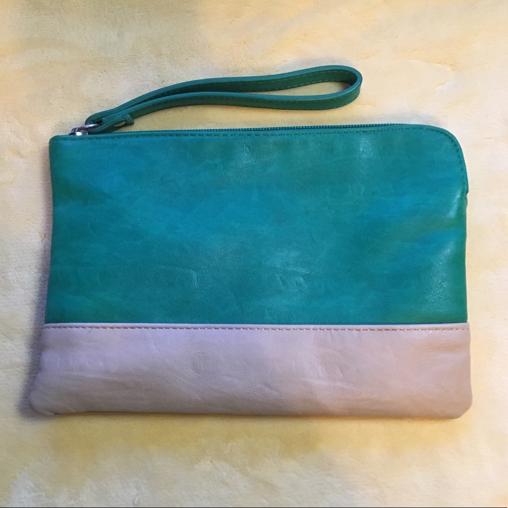 ✨HOST PICK✨ Charlie Paige wristlet